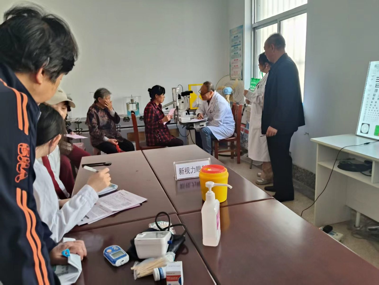 医护人员为社区老人检查眼底